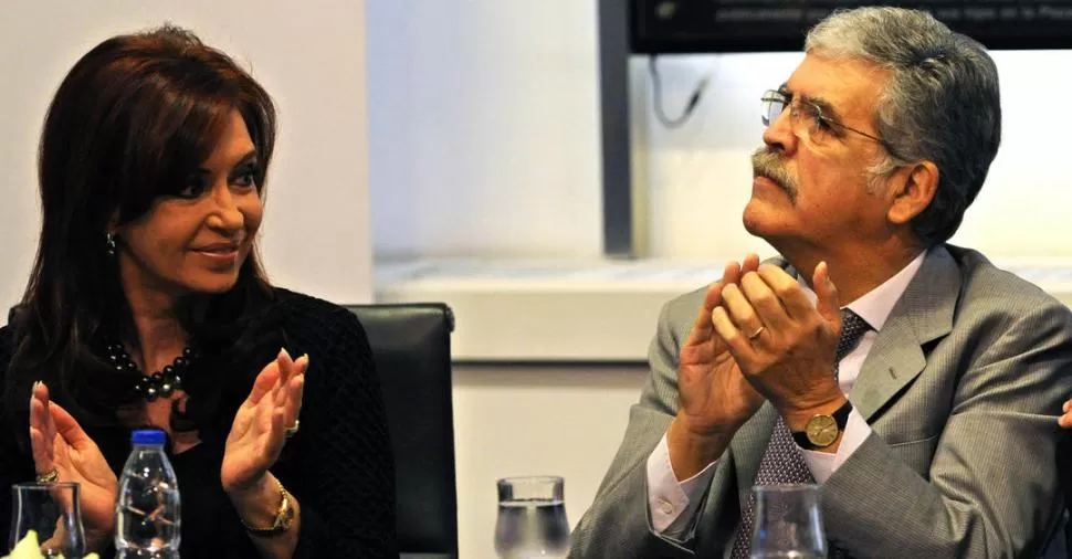 APLAUSOS. La ex presidenta Cristina Fernández y el ex ministro Julio De Vido en otra época, cuando no estaban a un paso del juicio oral y público. TÉLAM (ARCHIVO)