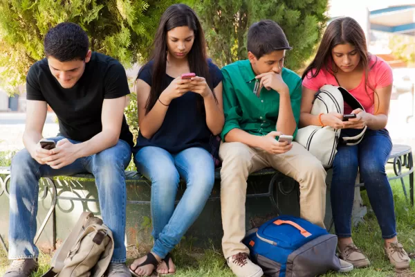 Para tener en cuenta: cinco de cada 10 chicos tienen el celular en sus manos 12 horas por día