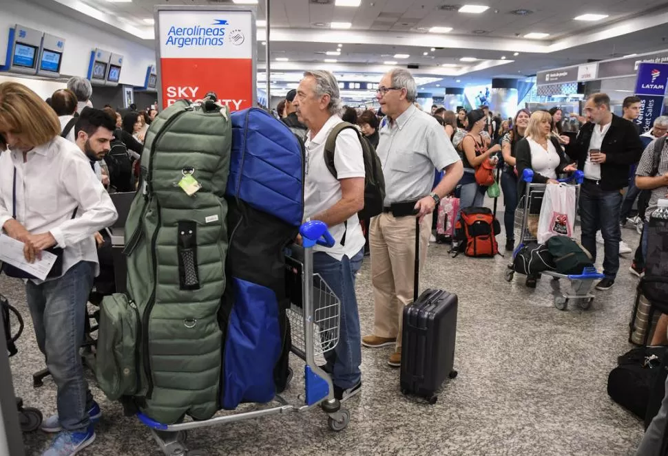 MÁS PASAJEROS. Según Cantón, en un año aumentó un 36% la cantidad de pasajeros que volaron por Aerolíneas desde y hacia Tucumán. télam