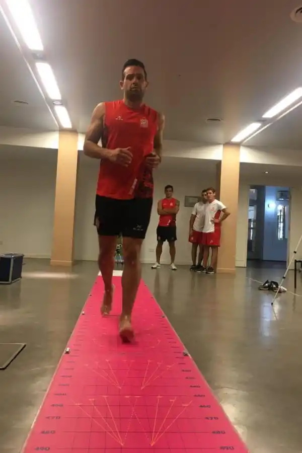 ACTIVO. En pleno estudio de marcha, Jorge Carranza midiéndose en la plataforma. gentileza centro ortopédico peláez  