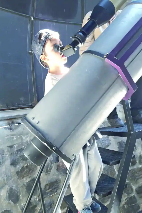 EL OBSERVADOR MÁS PEQUEÑO. Miguel Parra Audi, de 7 años, en el telescopio. Foto de Luciana Díaz Jalil