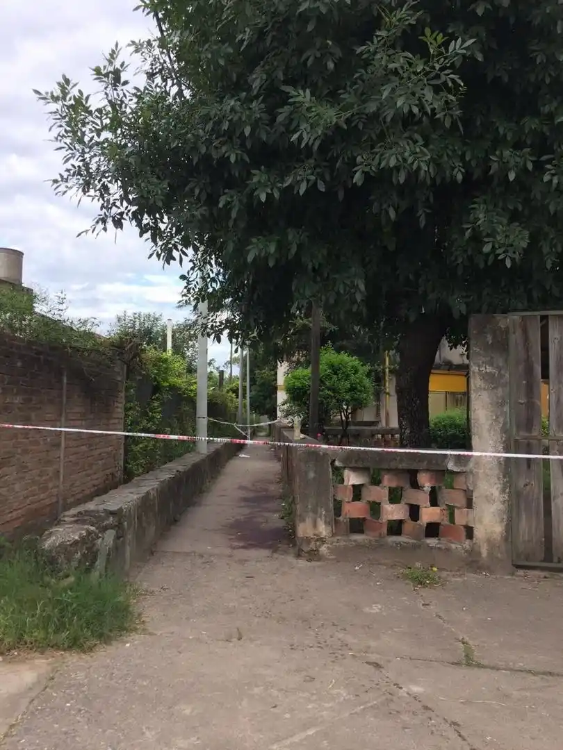 LUGAR DEL HECHO. En el piso se observan las manchas de sangre y el jugo que fue a comprar Díaz. fotos de luciana nadales 