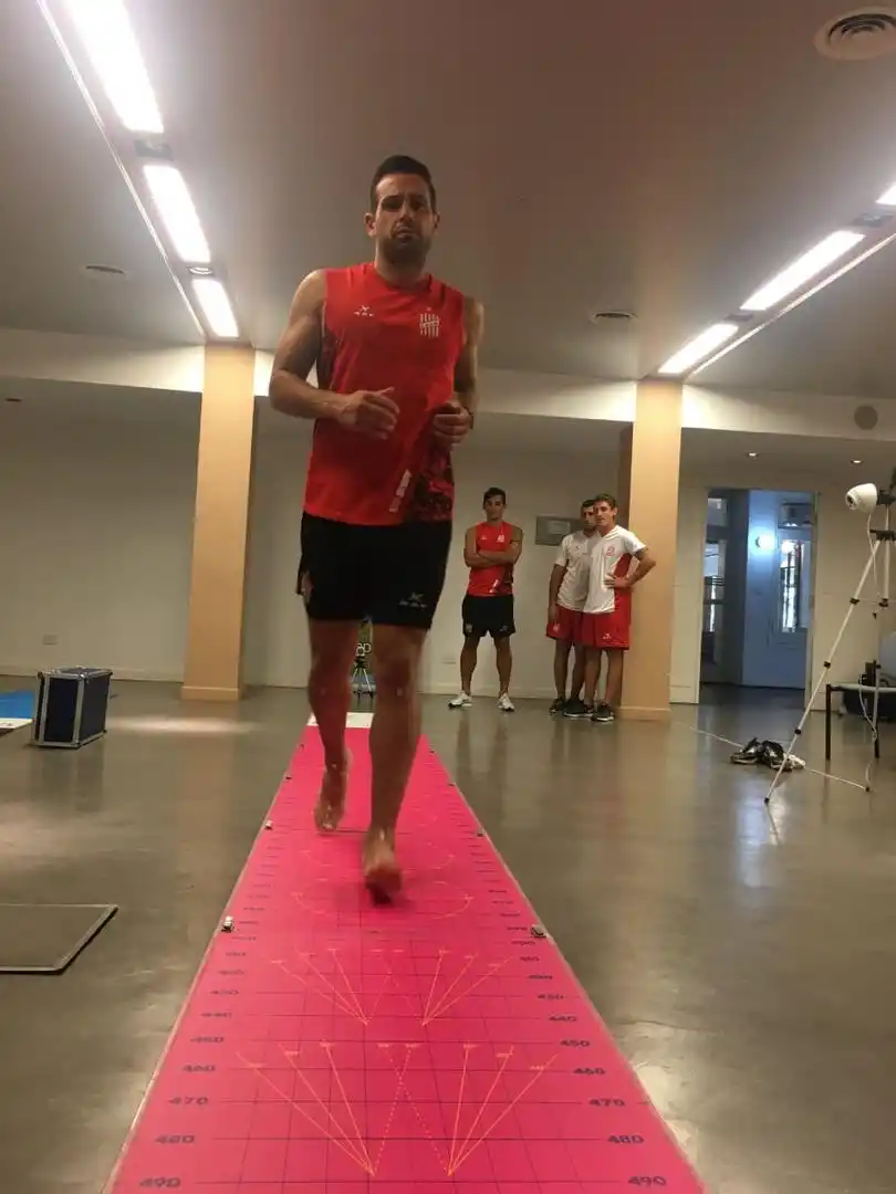 ACTIVO. En pleno estudio de marcha, Jorge Carranza midiéndose en la plataforma. gentileza centro ortopédico peláez  