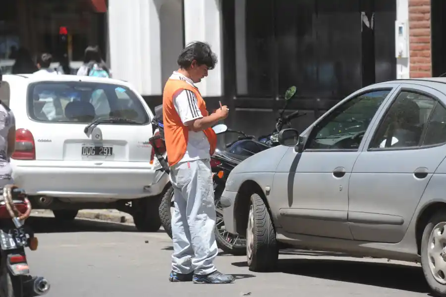 TRAPITOS. Buscarán regular el cobro del estacionamiento en la vía pública.