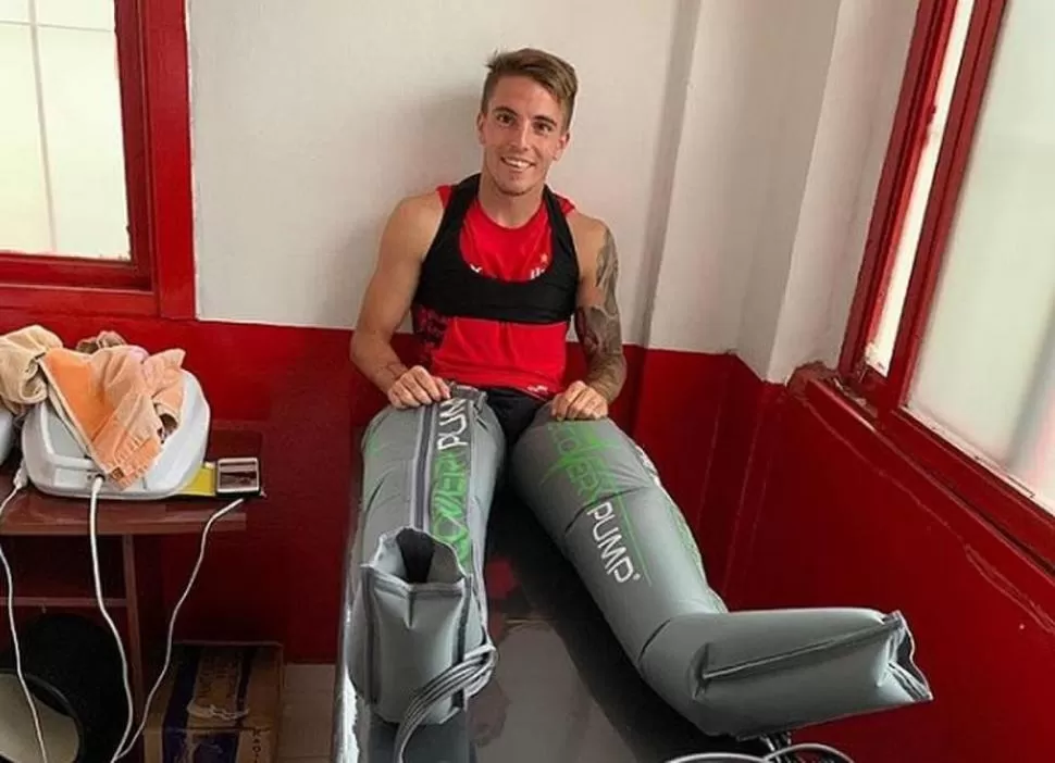 ALIVIADO. Emiliano Purita, pos entrenamiento, utilizando las botas de compresión. instagram @kine.sport.tucuman