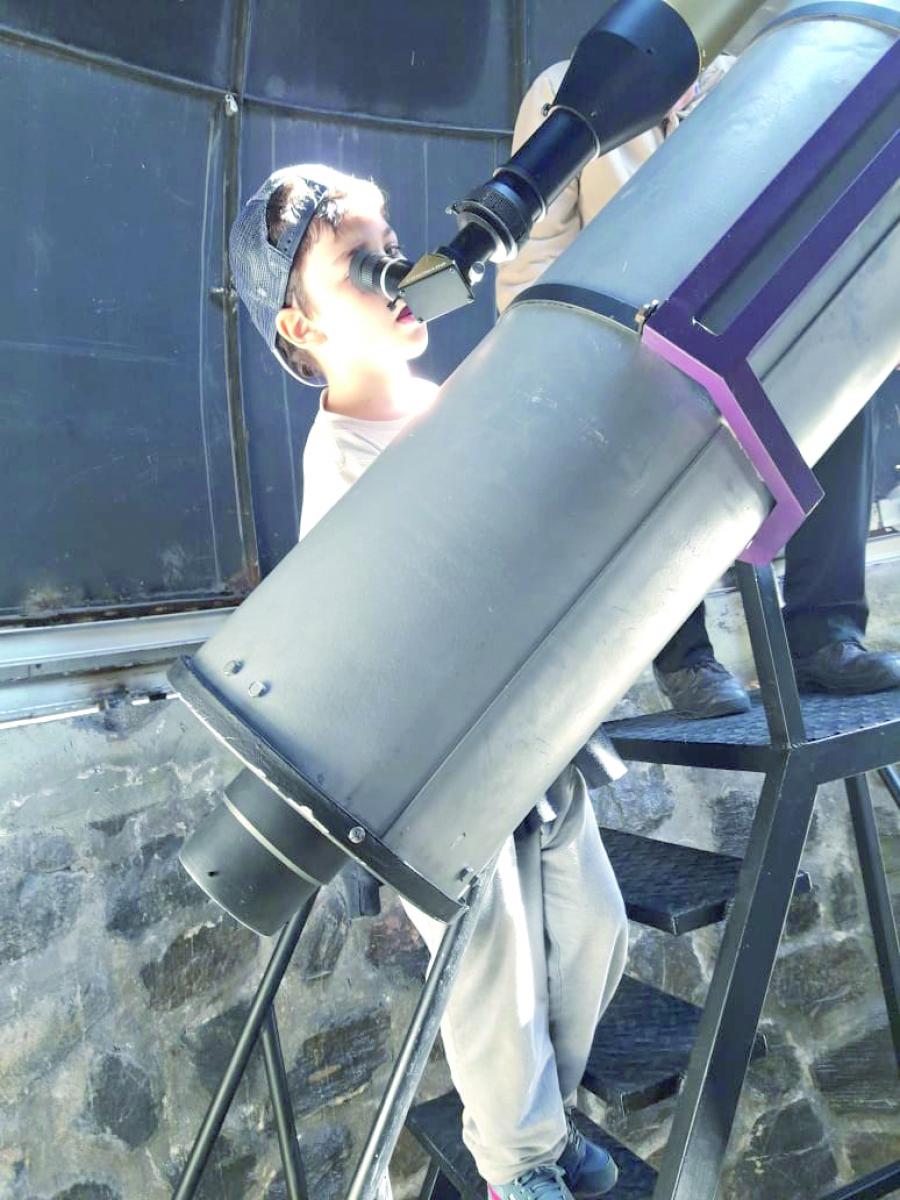 EL OBSERVADOR MÁS PEQUEÑO. Miguel Parra Audi, de 7 años, en el telescopio. Foto de Luciana Díaz Jalil