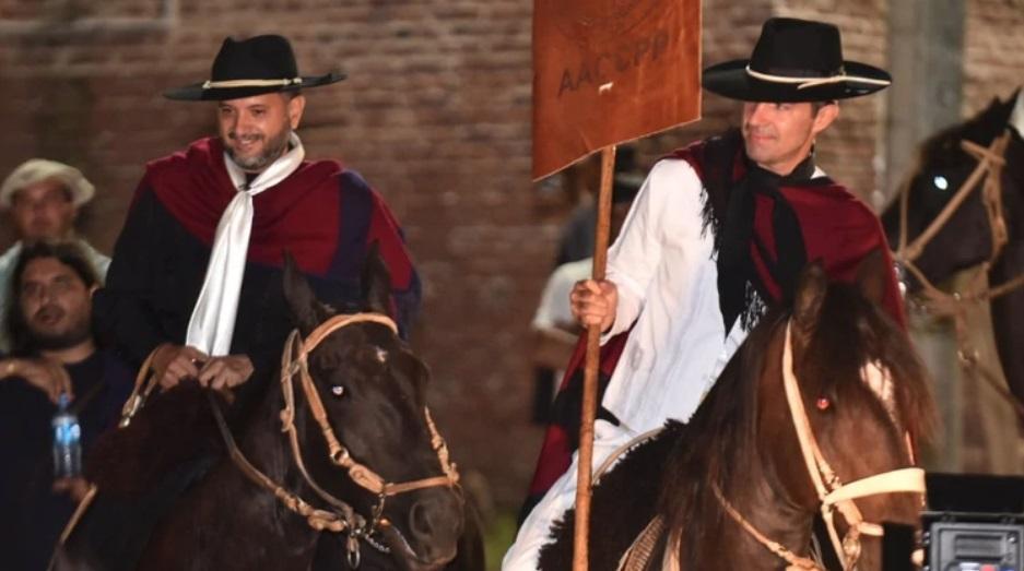 Un precandidato a presidente desfiló a caballo y con traje de gaucho en el festival de Jesús María