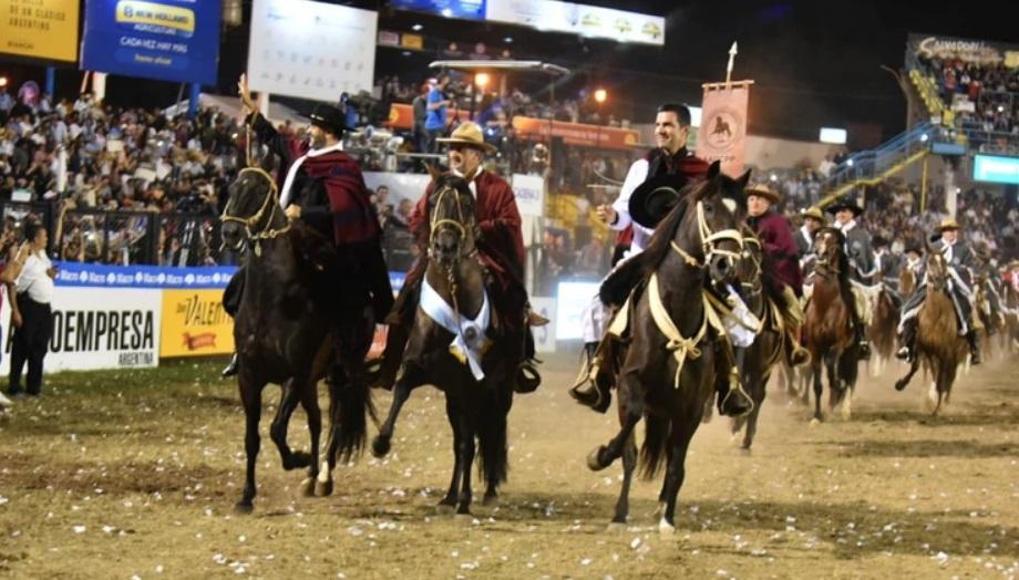 Un precandidato a presidente desfiló a caballo y con traje de gaucho en el festival de Jesús María