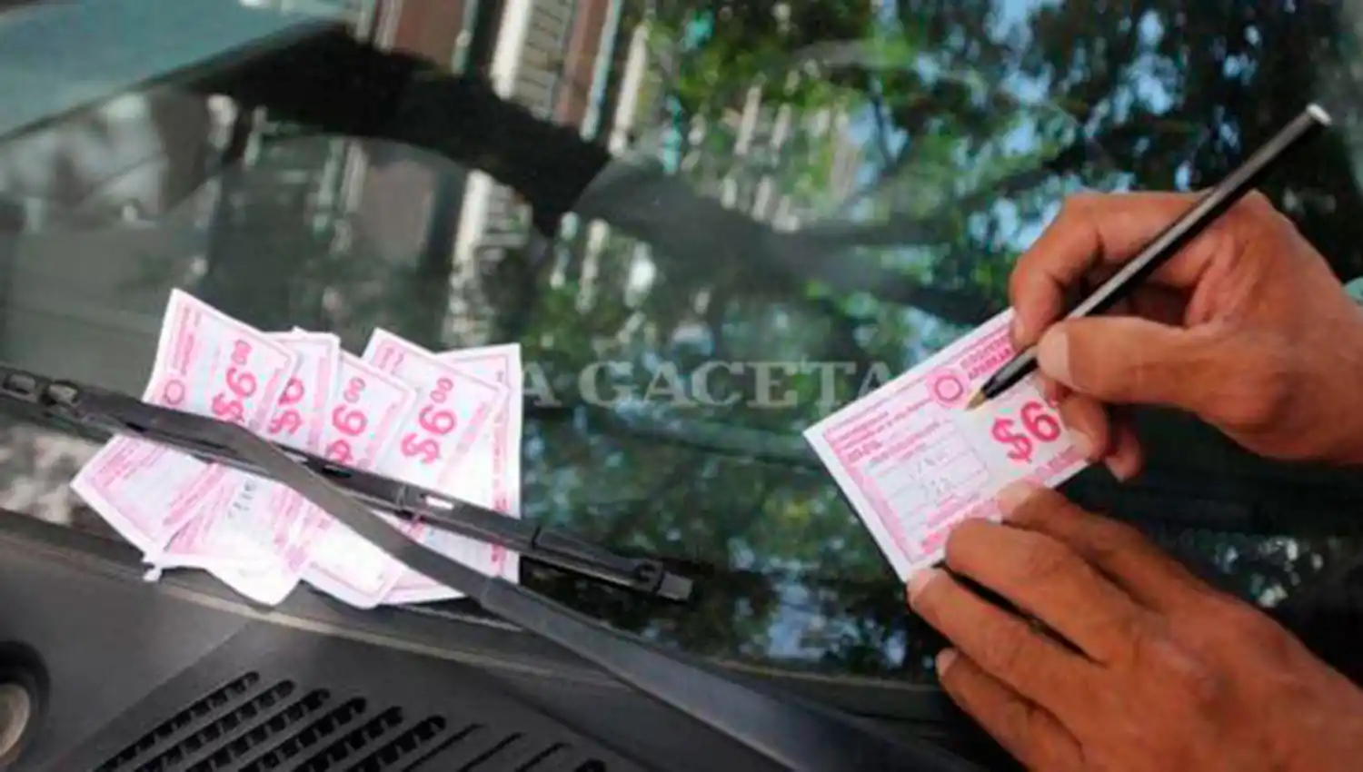 NO ES LEGAL. Tanto los trapitos como los cooperativos no se encuentran homologados por la Municipalidad para cobrar.