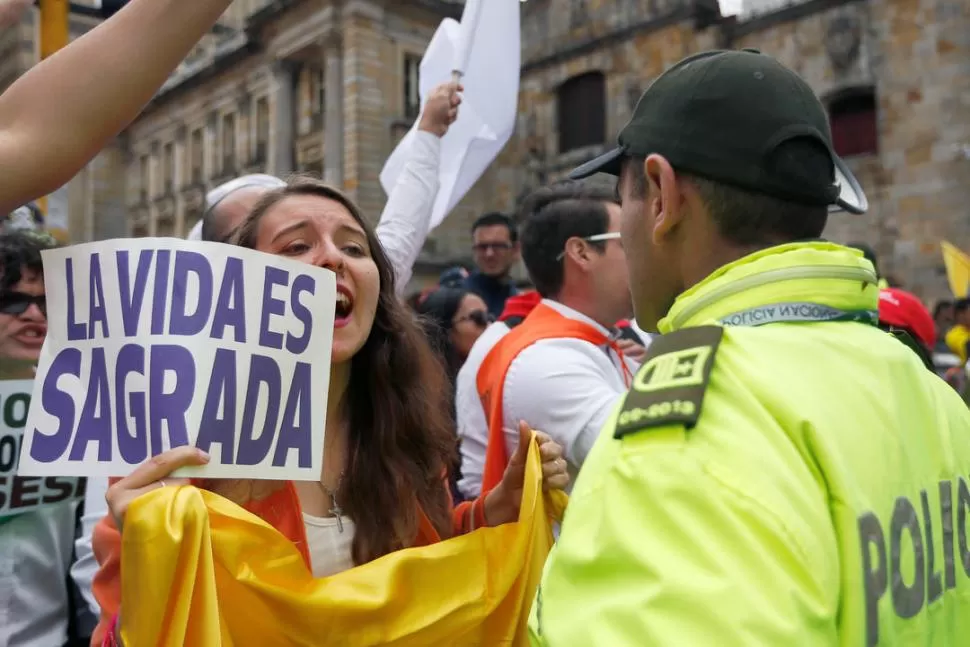 POR LA PAZ Y LA VIDA. En Bogotá, cientos de ciudadanos salieron a la calle para rechazar la violencia. reuters