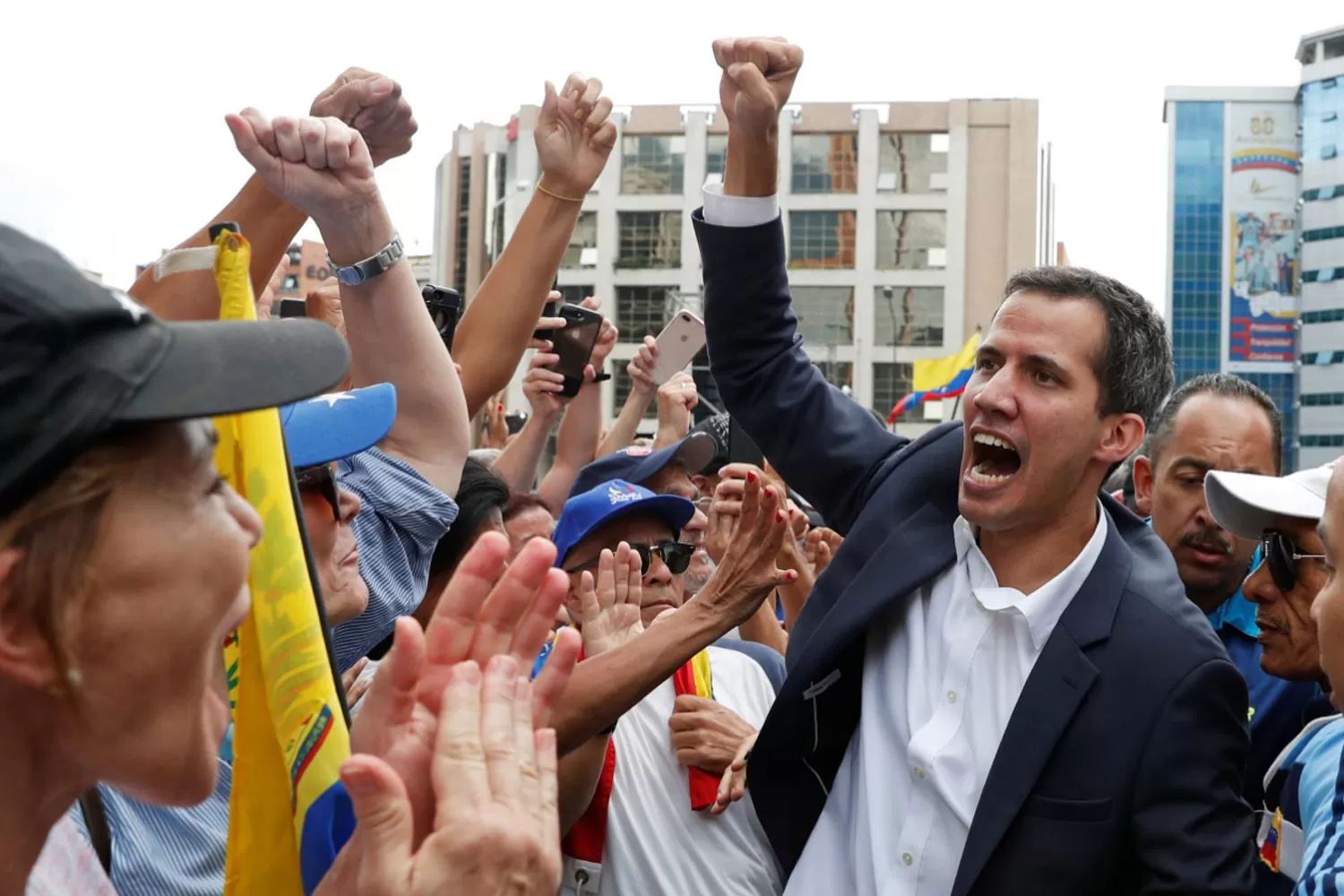 OVACIONADO. Juan Guaidó asumió ante una multitud en Caracas.