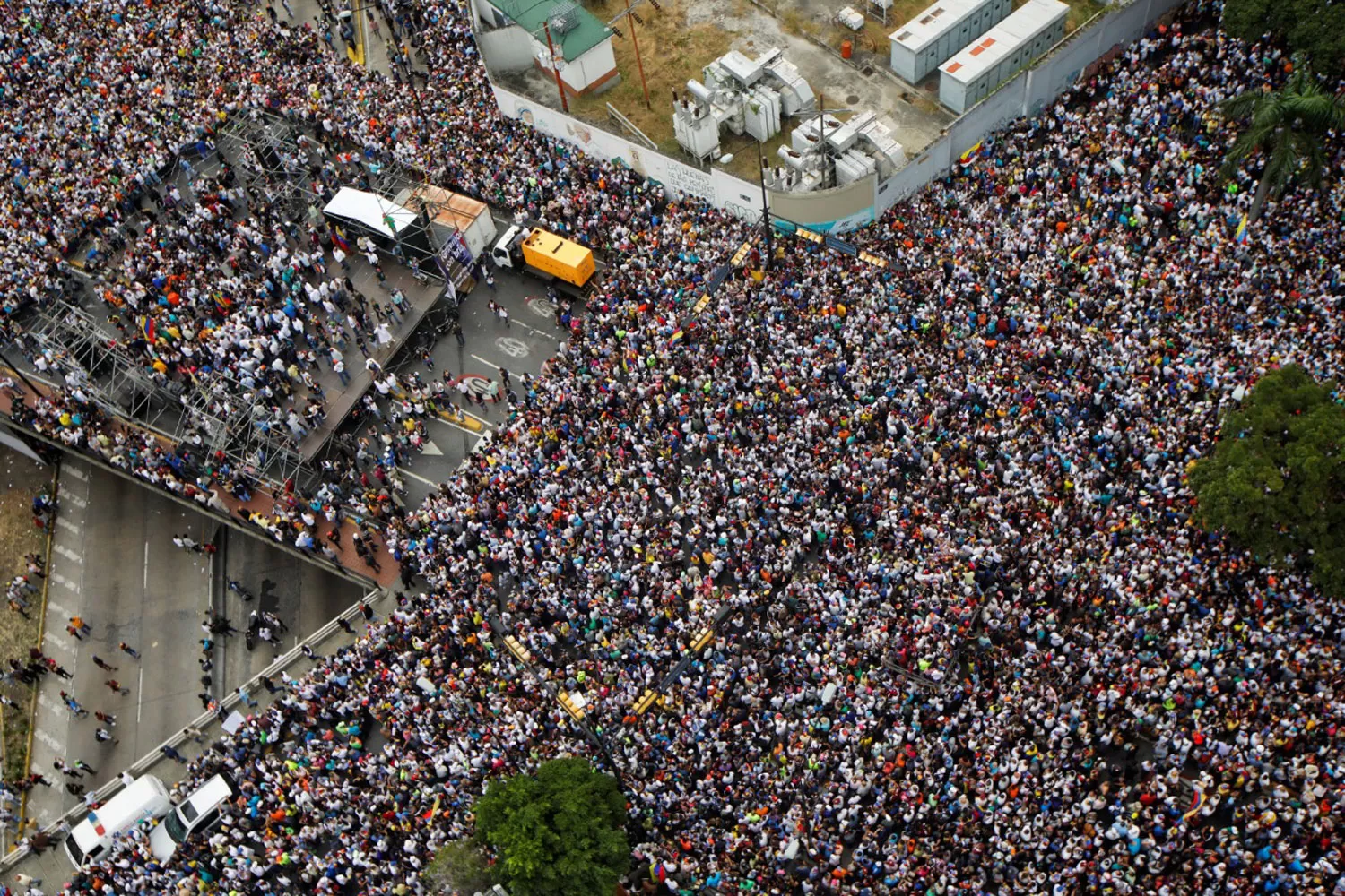 VENEZUELA. Miles de personas se movilizaron, a favor y en contra de Maduro.