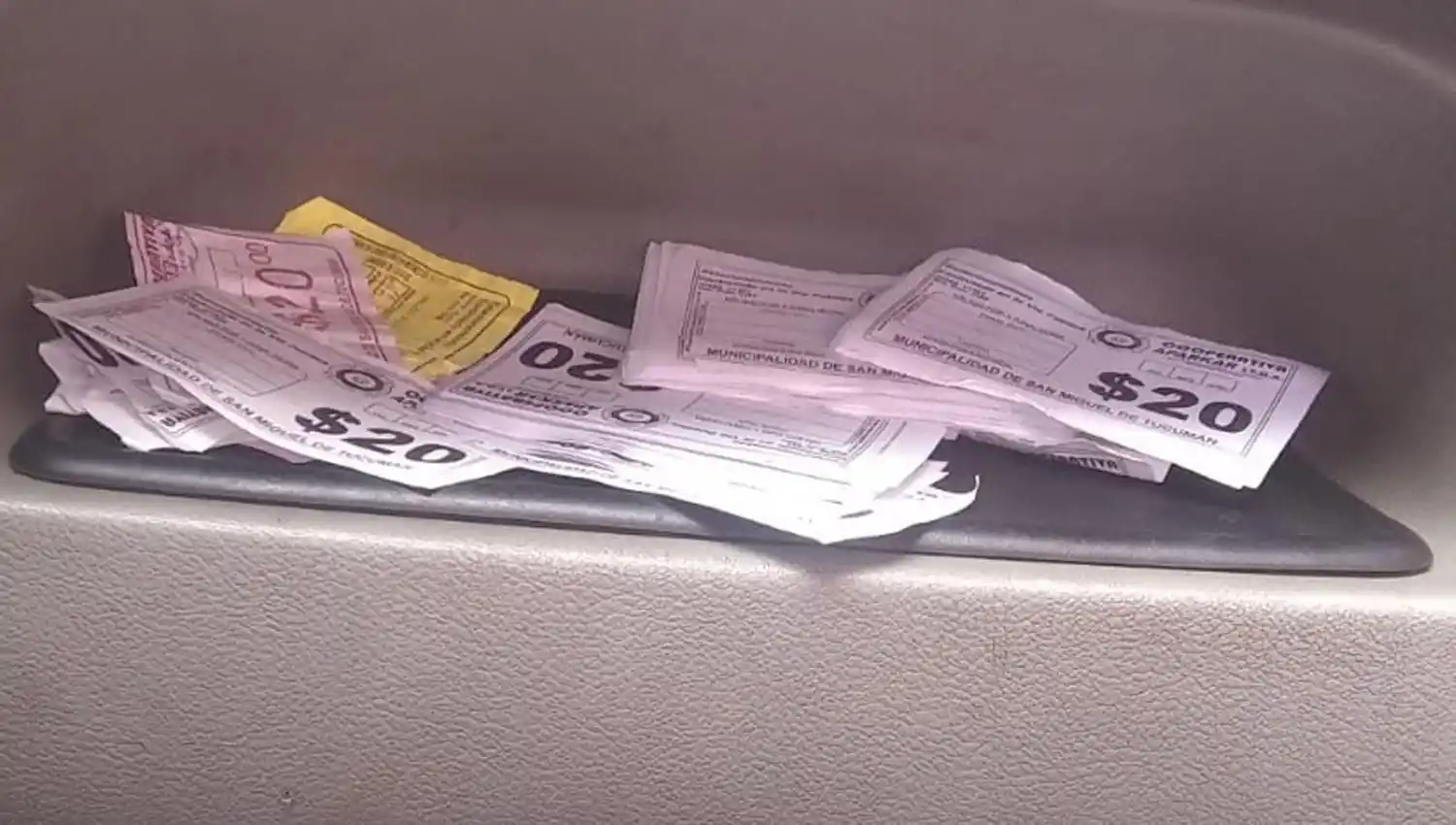 ENTRE LA ESPADA Y LA PARED. A menos de un mes de la licitación, los cuidacoches no saben que hacer.