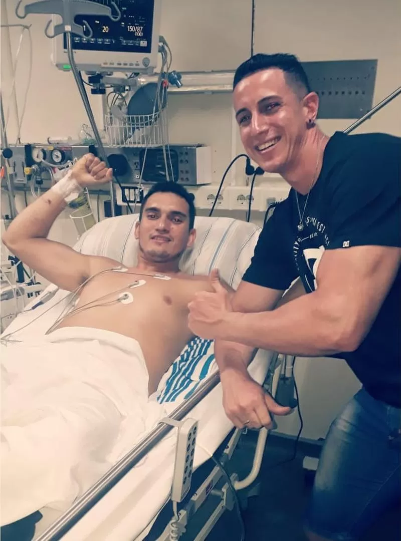 INTERNADO. Leandro Décima celebra con un amigo, tras salir de coma. gentileza familia décima 