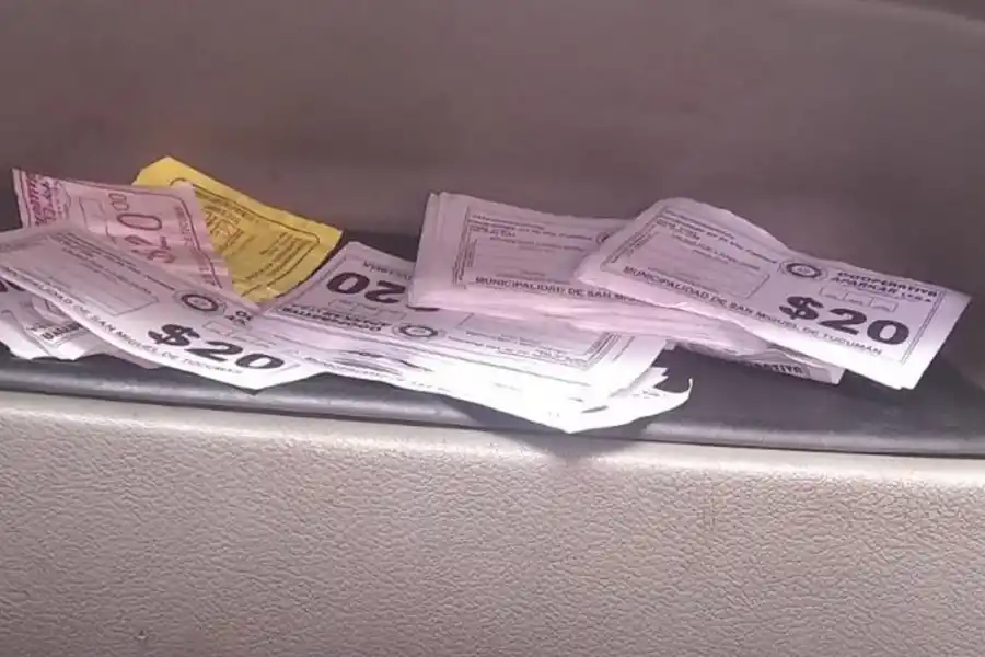 ENTRE LA ESPADA Y LA PARED. A menos de un mes de la licitación, los cuidacoches no saben que hacer.