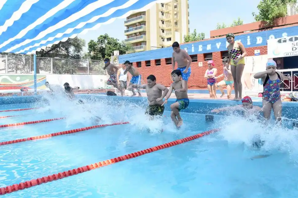 A COMBATIR EL CALOR. Los alumnos disfrutan el primer chapuzón apenas llegan a la colonia con sus profes. 