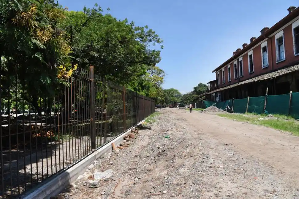 PRIMER PARQUE CERRADO. Ya se han colocado las rejas alrededor.  
