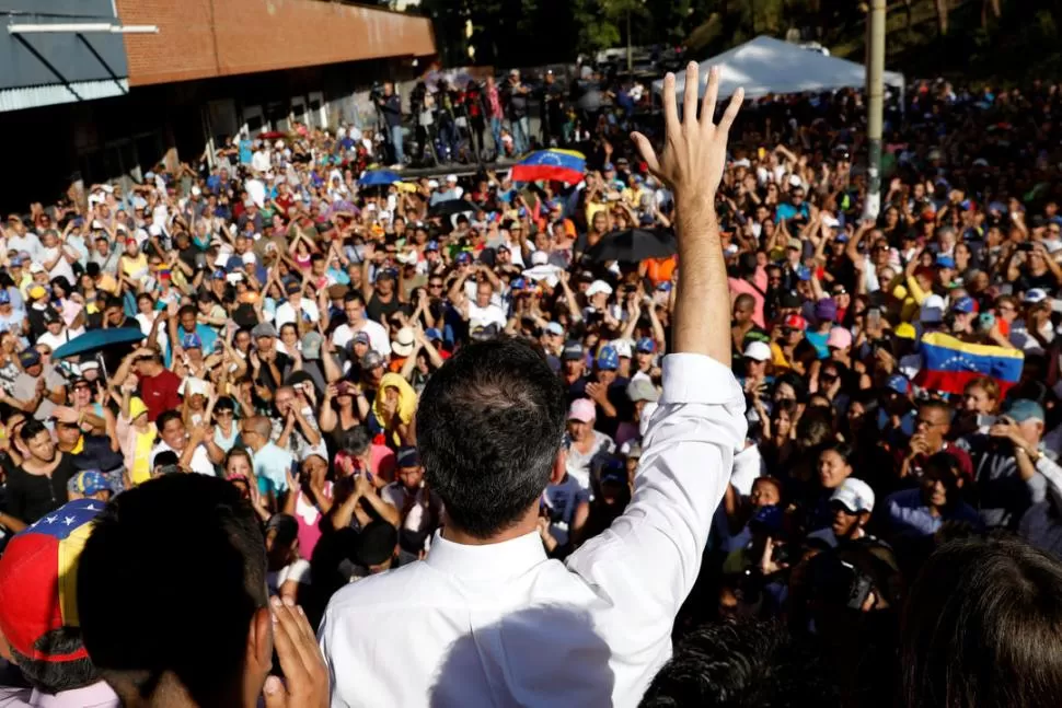 LÍDER OPOSITOR. Juan Guaidó, presidente de la Asamblea Nacional de Venezuela, saluda a sus partidarios durante una convocatoria en Caracas. REUTERS 