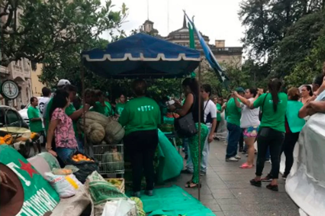 VERDURAZO. Trabajadores de la Tierra se convocaron en la plaza Independencia.