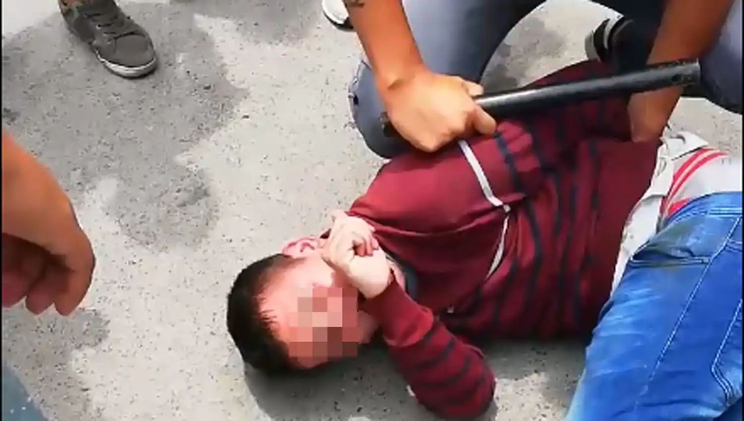 Redujeron y golpearon a dos motochorros: amigo, me duele, tengo cáncer