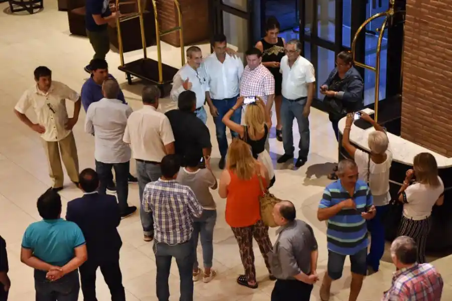 PARA LA FOTO. Massa posa junto a dirigentes locales, tras llegar al hotel. la gaceta / foto de Inés Quinteros Orio