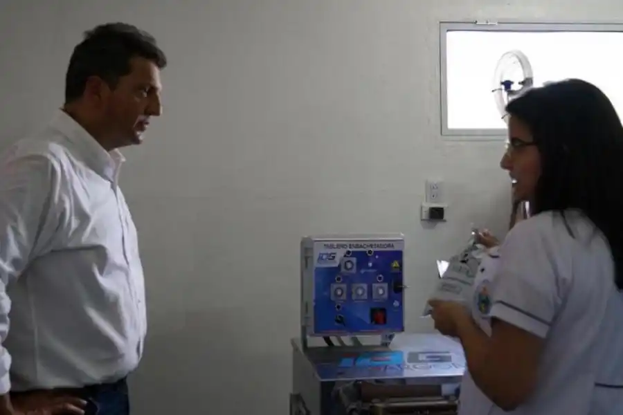 EN TRANCAS. Massa recorrió una planta pasteurizadora de leche. twitter @SergioMassa