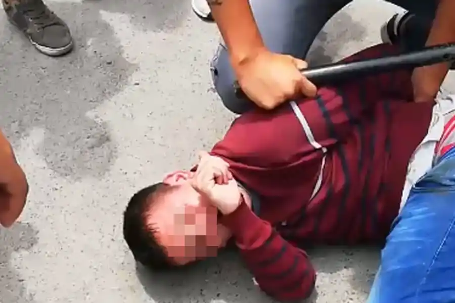 Redujeron y golpearon a dos motochorros: amigo, me duele, tengo cáncer