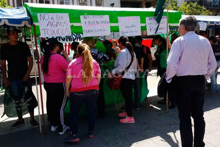 VERDURAZO. Los trabajadores de la tierra exigen ayuda del gobierno provincial.
