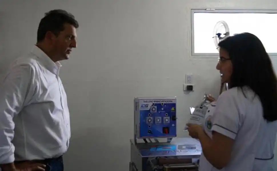 EN TRANCAS. Massa recorrió una planta pasteurizadora de leche. twitter @SergioMassa