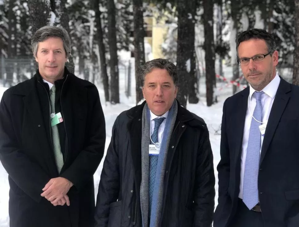 AVANZADA ARGENTINA. Santiago Bausili (secretario de Finanzas), Nicolás Dujovne y Guido Sandleris en un alto de la conferencia en Davos. télam
