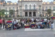 Los venezolanos que llegaron a Tucumán tratan de ayudar a sus familias que viven en la crisis