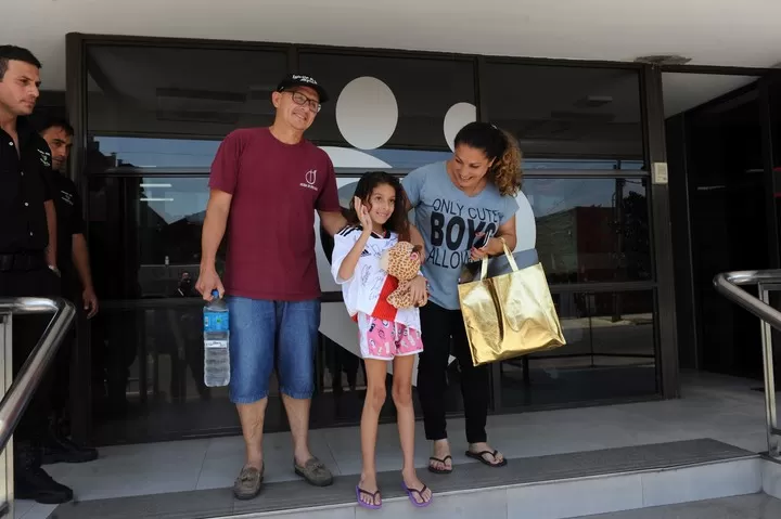 La nena abandonó la clínica acompañada de sus padres y con la camiseta de River que le envió Leonardo Ponzi. FOTO TOMADA DE CLARIN.COM / LUCÍA MERLE