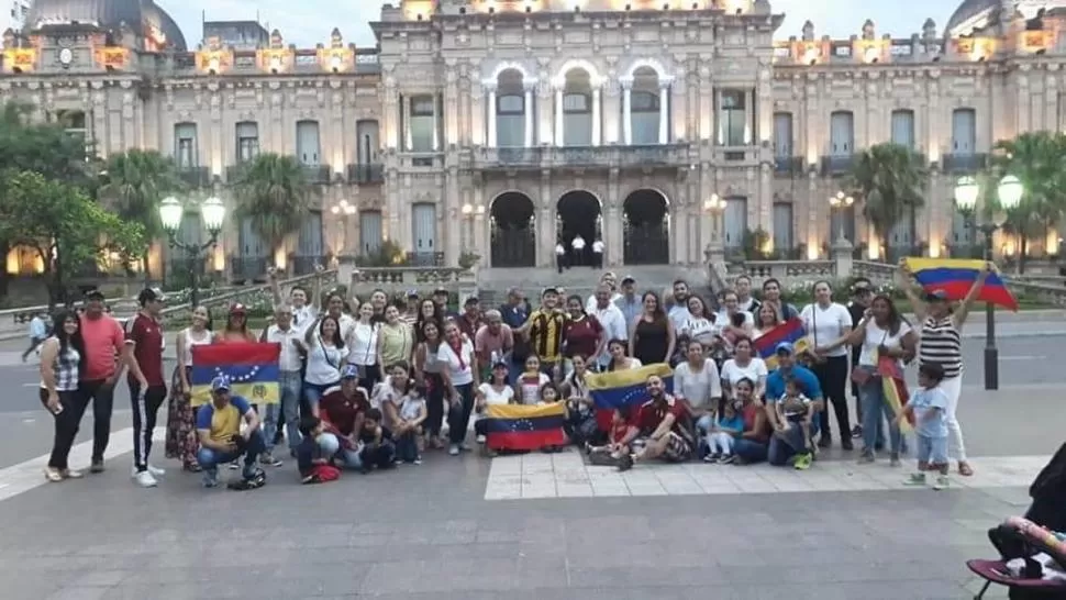 APOYO. Venezolanos se congregaron en la plaza Independencia para avalar el proceso que lidera Juan Guaidó. gentileza rafael pinto