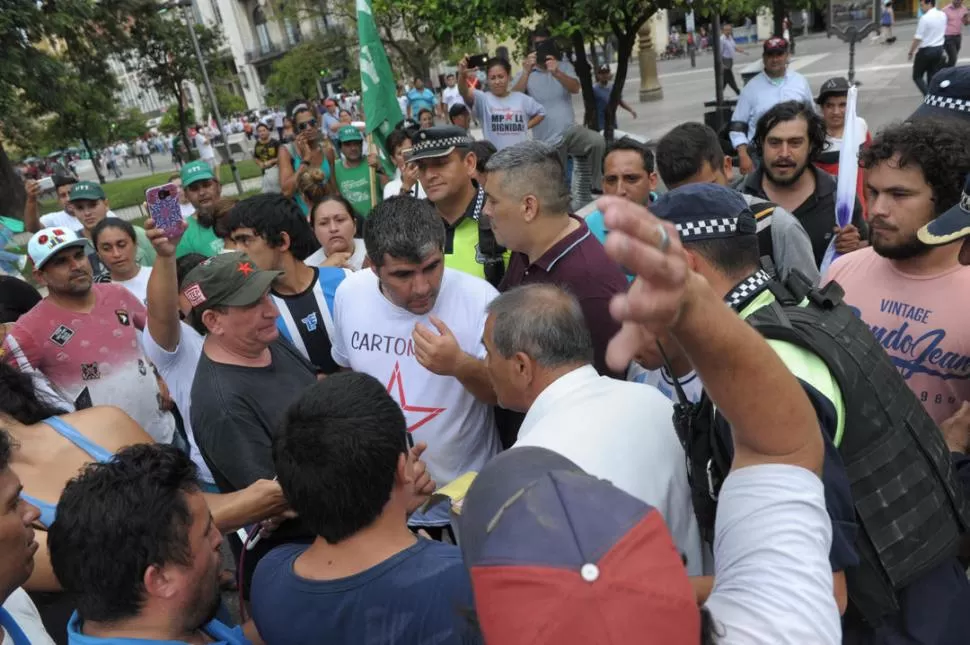 RECLAMOS. Omar Díaz (al medio, con gorra oscura) y otros representantes de cuidacoches, en la protesta de ayer. la gaceta / foto de franco vera 