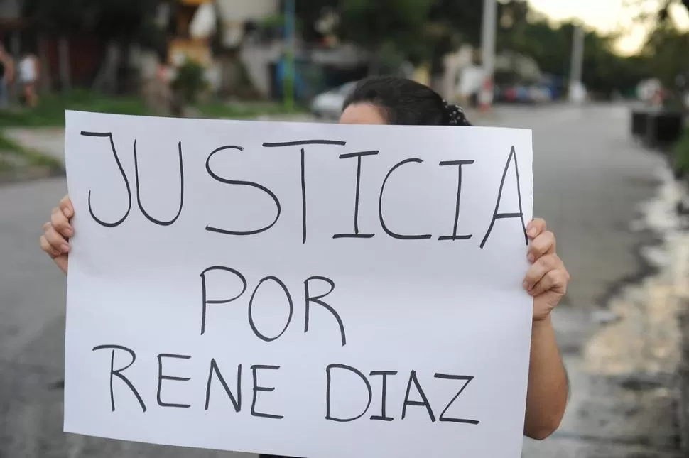 MARCHA. Cientos de vecinos reclamaron justicia en el barrio Oeste II por el crimen de René Díaz, el lunes pasado. la gaceta / foto de hector peralta 