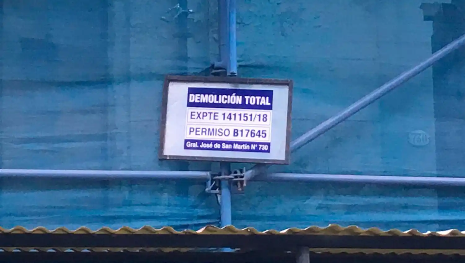 Con un cartel anuncian la demolición total de la fachada del ex Banco Francés