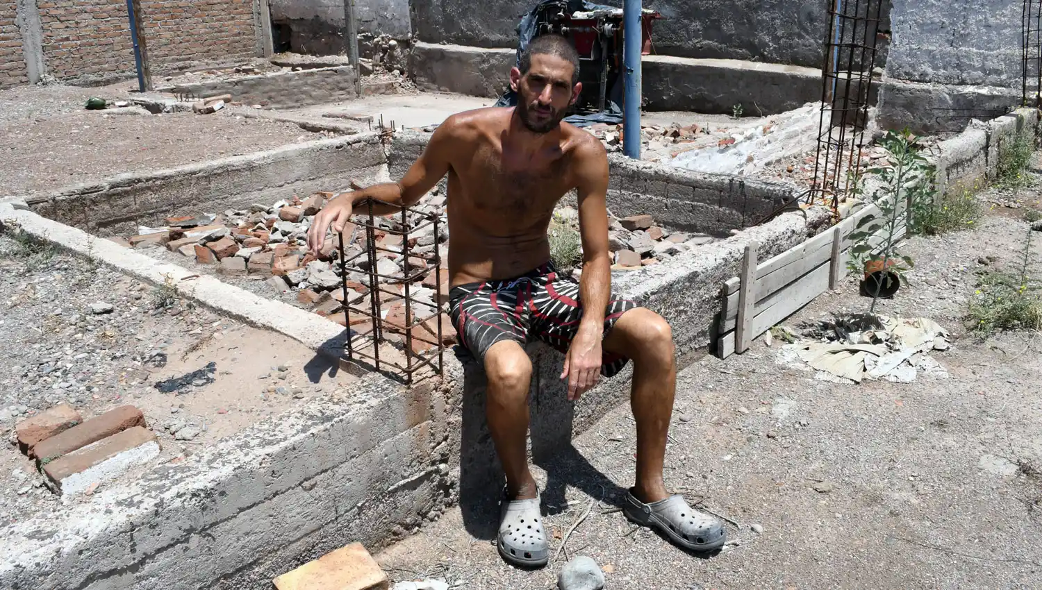 PLAN CASI PERFECTO. Gil Pereg posó días atrás para los fotógrafos a metros del lugar en donde encontraron enterradas a las víctimas. 