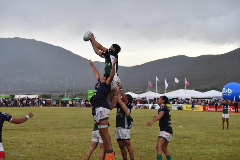 PAREJO. En el line, Tucumán Rugby toma posesión de la ovalada en uno de los pasajes de la definición. 