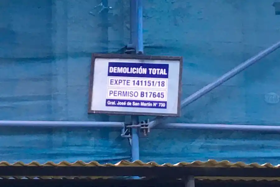 Con un cartel anuncian la demolición total de la fachada del ex Banco Francés