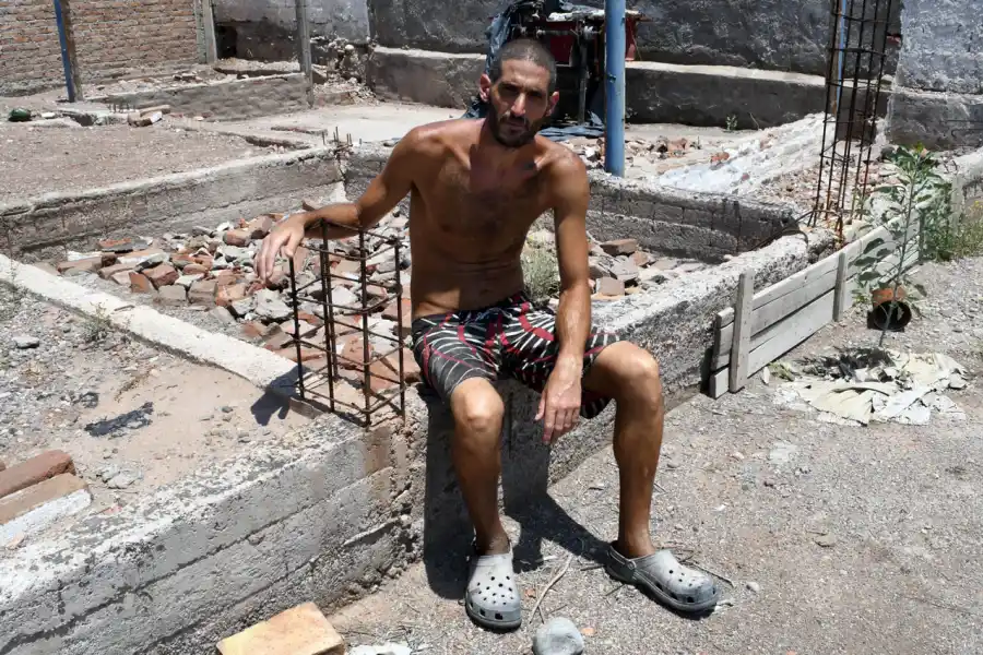 PLAN CASI PERFECTO. Gil Pereg posó días atrás para los fotógrafos a metros del lugar en donde encontraron enterradas a las víctimas. 