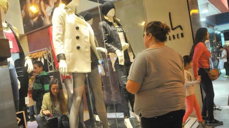PARA ELLA, NO HAY. Siete de cada argentinos -la mayoría, mujeres- no encuentran ropa que les calce. lavoz.com.ar