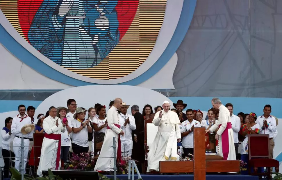 JUVENTUD. El papa Francisco en Panamá, rodeado de jóvenes católicos. Habló de Venezuela y abuso sexual. reuters 
