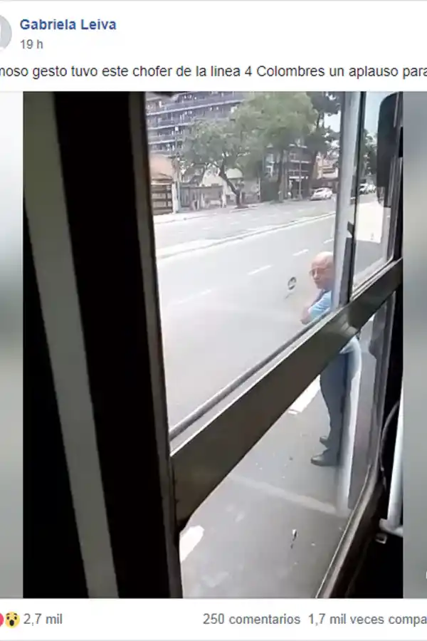 Video: un chofer se bajó del colectivo para ayudar a cruzar a una pareja de no videntes