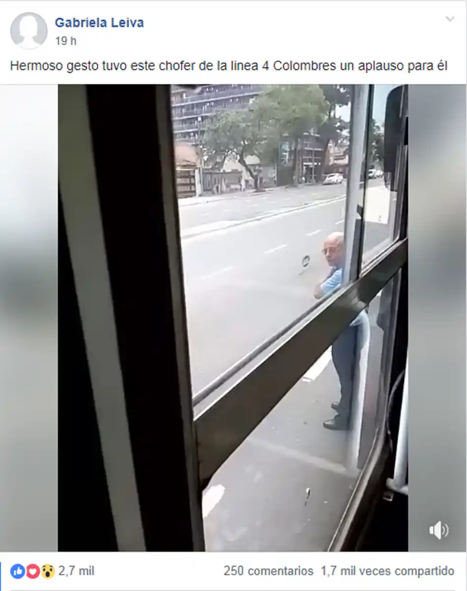Video: un chofer se bajó del colectivo para ayudar a cruzar a una pareja de no videntes
