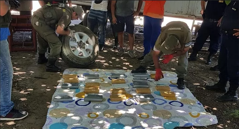Viajaba a Tucumán con 28 kilos de cocaína ocultos en la rueda de auxilio de su auto