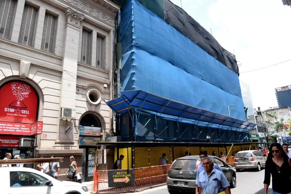 DEMOLICIÓN TOTAL. La fachada de San Martín 730 está totalmente cubierta, preparada para el derrumbe. la gaceta / Foto de José Nuno