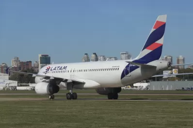 Pánico antes del despegue: la turbina de un avión con 200 argentinos, en llamas