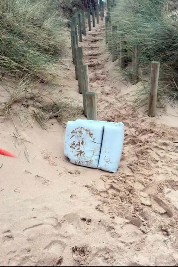 Asiento encontrado en la costa francesa supuestamente del avión perdido donde viajaba Emiliano Sala.