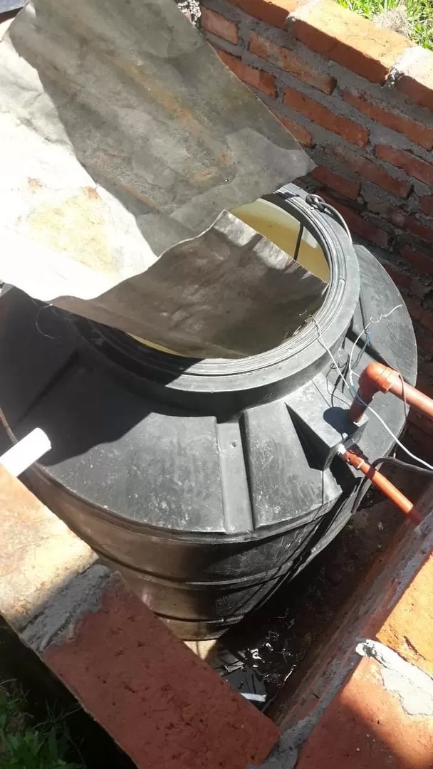 INGENIO. Un vecino colocó chapas para captar lluvia en su tanque de agua. la gaceta / foto de archivo