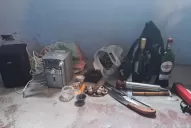 Robaban en una casa de El Mollar, llegó la Policía y se escondieron debajo de las camas